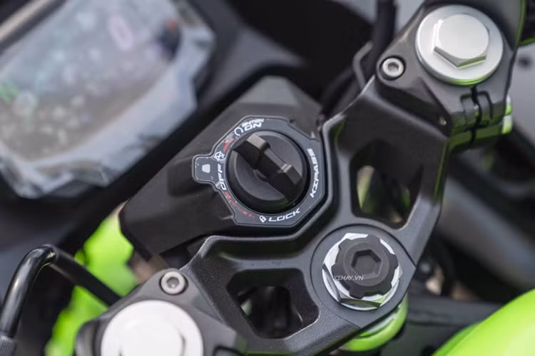 Hệ thống phanh gồm phanh đĩa trước 310mm, phanh đĩa sau 220mm cùng công nghệ ABS kênh đôi, mang lại sự an toàn cho người lái. Xe được trang bị bộ vành đúc 17 inch với lốp trước 110/70 và lốp sau 150/60.