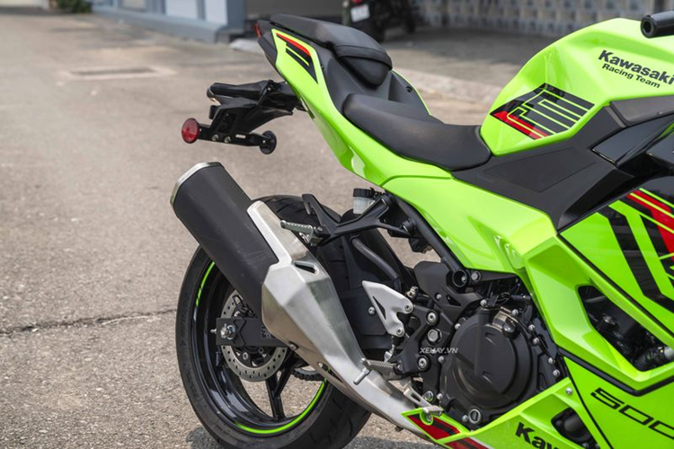 Kawasaki Ninja 500 được lắp giảm xóc trước ống lồng và giảm xóc sau lò xo trụ đơn, đảm bảo sự ổn định khi vận hành.