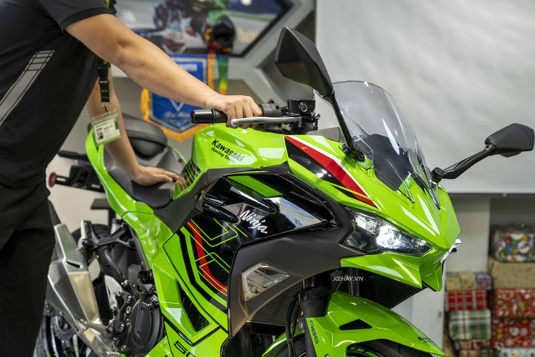 Theo thông tin từ đại lý, mức giá xe Kawasaki Ninja 500 bán ra là 194 triệu đồng (đã bao gồm VAT). Con số này đắt hơn khá nhiều so với Ninja 400, có giá niêm yết dao động từ 136 - 159 triệu đồng.