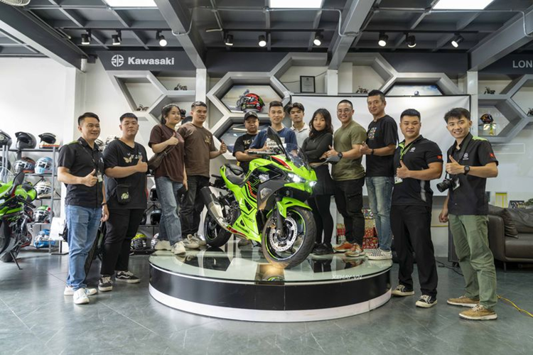 Kawasaki Ninja 500 sở hữu động cơ 2 xi-lanh song song, dung tích thực 451 phân khối, làm mát bằng chất lỏng, công suất 45 mã lực tại 9.000 vòng/phút, mô-men xoắn cực đại 42,6 Nm tại 6.000 vòng/phút, đi kèm hộp số 6 cấp tích hợp bộ ly hợp chống trượt.