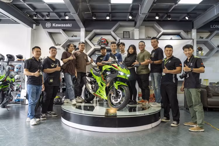 Kawasaki Ninja 500 sở hữu động cơ 2 xi-lanh song song, dung tích thực 451 phân khối, làm mát bằng chất lỏng, công suất 45 mã lực tại 9.000 vòng/phút, mô-men xoắn cực đại 42,6 Nm tại 6.000 vòng/phút, đi kèm hộp số 6 cấp tích hợp bộ ly hợp chống trượt.