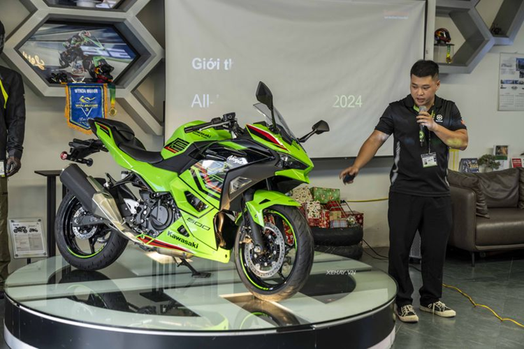 Mẫu xe môtô Kawasaki Ninja 500 có trọng lượng 171 kg, nặng hơn 3 kg so với Ninja 400, nhưng nhẹ hơn 4 kg so với đối thủ Aprilia RS 457.
