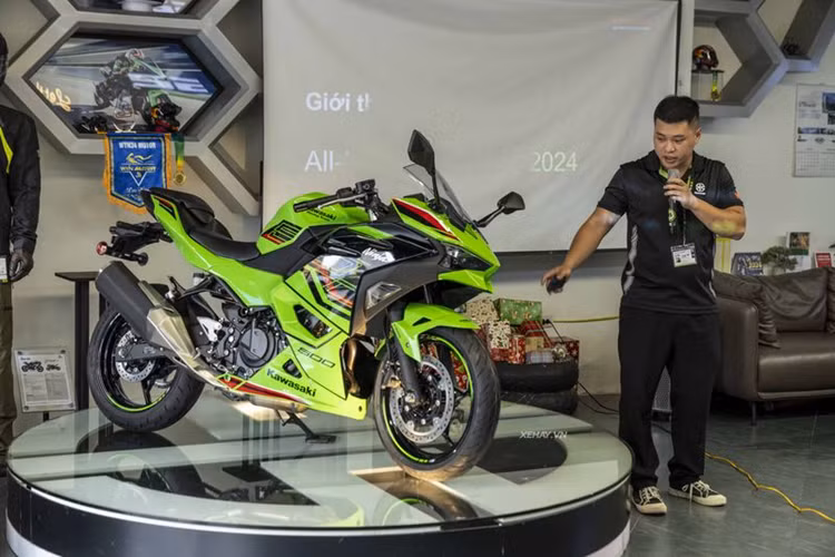 Mẫu xe môtô Kawasaki Ninja 500 có trọng lượng 171 kg, nặng hơn 3 kg so với Ninja 400, nhưng nhẹ hơn 4 kg so với đối thủ Aprilia RS 457.