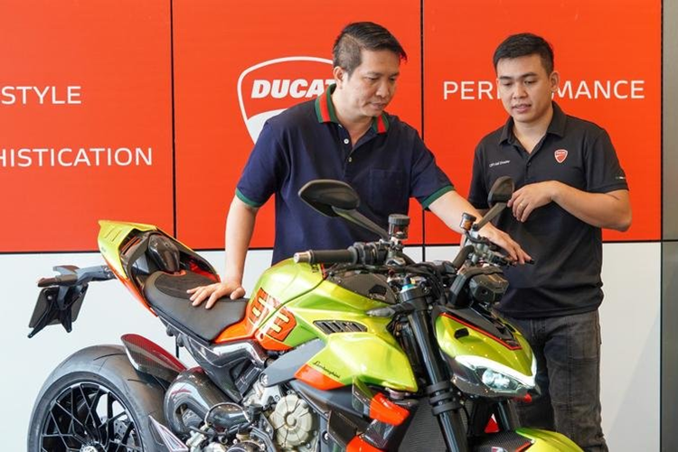 Theo một số thông tin ban đầu cho biết, mức giá xe Ducati Streetfighter V4 Lamborghini khi được nhập khẩu về Việt Nam sẽ có mức bán ra trên 2,4 tỷ đồng, tức ngang xe Honda Civic Type R, tại nước ngoài, xe chỉ có giá trên 1,6 tỷ đồng.