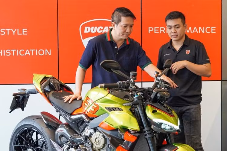 Theo một số thông tin ban đầu cho biết, mức giá xe Ducati Streetfighter V4 Lamborghini khi được nhập khẩu về Việt Nam sẽ có mức bán ra trên 2,4 tỷ đồng, tức ngang xe Honda Civic Type R, tại nước ngoài, xe chỉ có giá trên 1,6 tỷ đồng.