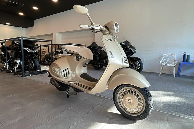 Một số cửa hàng kinh doanh xe máy tư nhân nhập khẩu tại Việt Nam mới đây đã chào bán chiếc Vespa 946 Dragon giá hơn 700 triệu đồng. Được biết, đây là một trong số những chiếc 946 phiên bản rồng đầu tiên có mặt tại thị trường Việt.