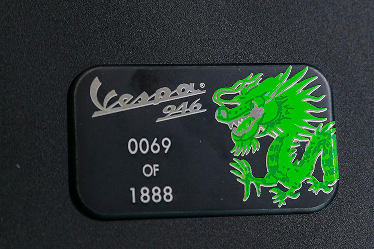 Điểm ấn tượng đầu tiên phải kể đến trên Vespa 946 Dragon chính là bộ “áo” màu vàng hoàng kim sang trọng có điểm nhấn là họa tiết rồng màu xanh ngọc lục bảo được vẽ thủ công, xuất hiện dọc từ yếm cho đến đuôi xe.