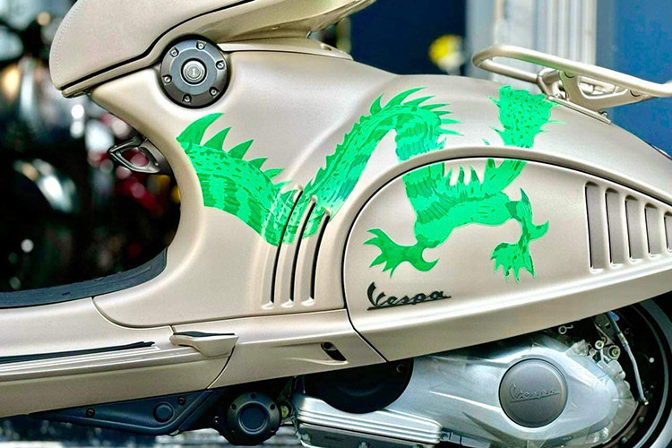 Vespa 946 Dragon được trang bị động cơ 4 kỳ thuộc họ máy 3V ie. cũ thay vì iGet đời mới, với dung tích 125 hoặc 150cc tuỳ thuộc vào từng thị trường. So với các dòng Vespa khung nhỏ khác dùng chung động cơ, Vespa 946 Dragon 2024 nổi bật hơn.