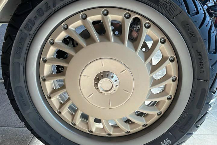 Vespa 946 Dragon sở hữu một số trang bị hiện đại có thể kể đến như: hệ thống đèn LED, phanh đĩa trước sau có ABS và bảng đồng hồ LCD hiển thị các thông tin cần thiết... khác biệt so với các phiên bản trước đó.