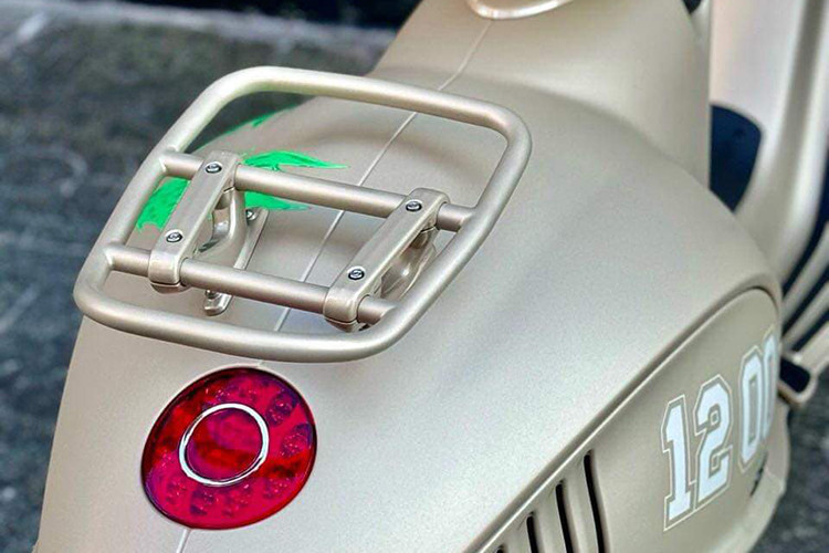 Bên phải thân xe Vespa 946 Dragon còn có 4 cặp số 12, 00, 88 và 76 được viết theo font chữ giống kiểu áo khoác đồng phục các đội thể thao ở trường Mỹ (varsity jacket). Bốn số này lần lượt đại diện cho các năm Thìn trong quá khứ: Nhâm Thìn 2012, Canh thìn 2000, Mậu Thìn 1988 và Bính Thìn 1976. 