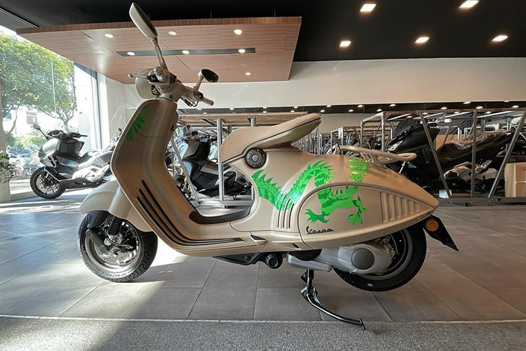 Giá xe Vespa 946 2024 chính hãng được Piaggio Việt Nam công bố là 455 triệu đồng. Như vậy, giá xe nhập tư cao hơn tới gần 250 triệu đồng so với xe chính hãng, đổi lại khách hàng sẽ được nhận xe sớm hơn.