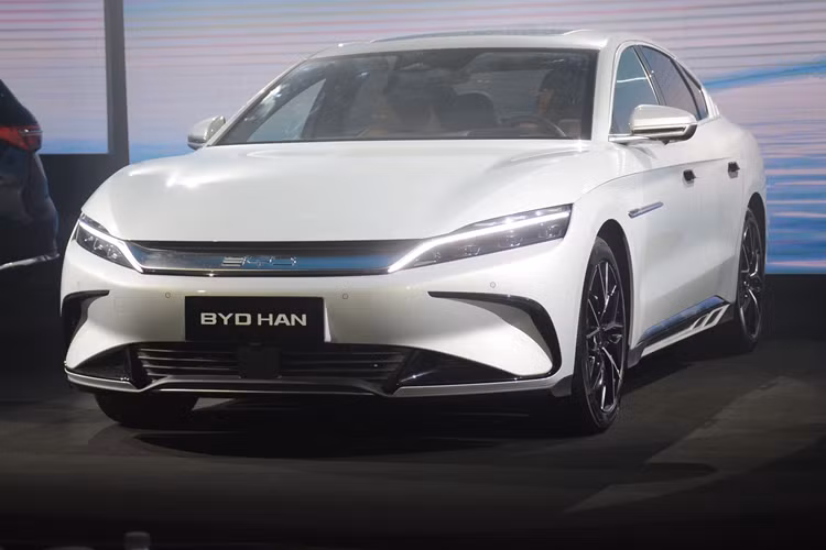 Tổng cộng, xe có công suất tối đa lên đến 509 mã lực, cho phép tăng tốc từ 0-100 km/h trong 3,9 giây. Mô-tơ điện đi với pin BYD Blade 85,44 kWh, mang đến phạm vi di chuyển 521 km theo tiêu chuẩn WLTP. Với bộ sạc nhanh DC, thời gian sạc pin từ 30% lên 80% là 34 phút. 