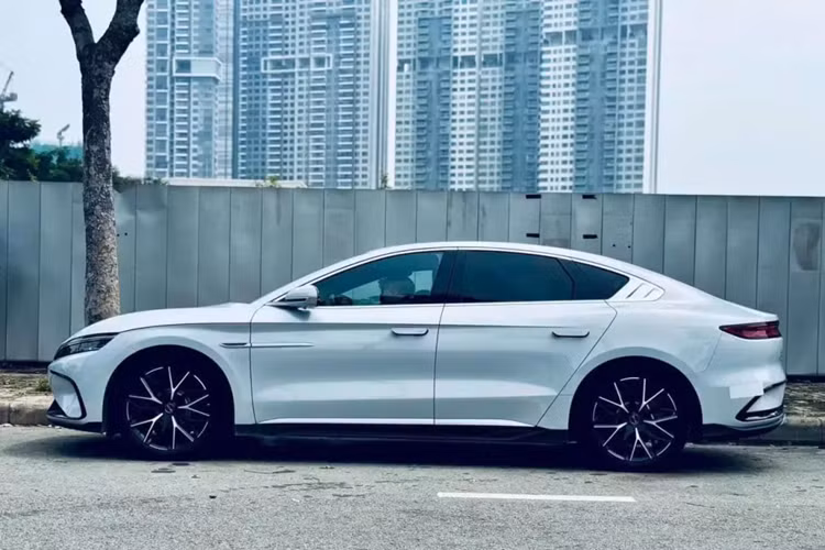 So với phiên bản dùng động cơ plug-in hybrid thông thường, sedan điện BYD Han sở hữu thiết kế ngoại thất thay đổi nhẹ. Bên ngoài, BYD Han được thiết kế theo phong cách tối giản. Phần đầu xe được áp dụng ngôn ngữ thiết kế Dragon Face, lấy cảm hứng từ loài rồng, với nẹp màu bạc nằm vắt ngang đầu xe, thay thế vị trí của lưới tản nhiệt truyền thống. 