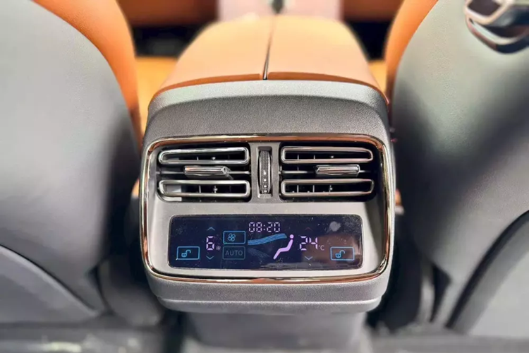 Trang bị an toàn của xe khá cũng khá phong phú với camera 360 độ, 4 cảm biến phía trước, 4 cảm biến sau, hệ thống kiểm soát hành trình thích ứng, phanh khẩn cấp tự động, cảnh báo điểm mù, cảnh báo lệch làn đường, hỗ trợ giữ làn, hỗ trợ chuyển làn, hỗ trợ xuống dốc và phanh tay điện tử. 