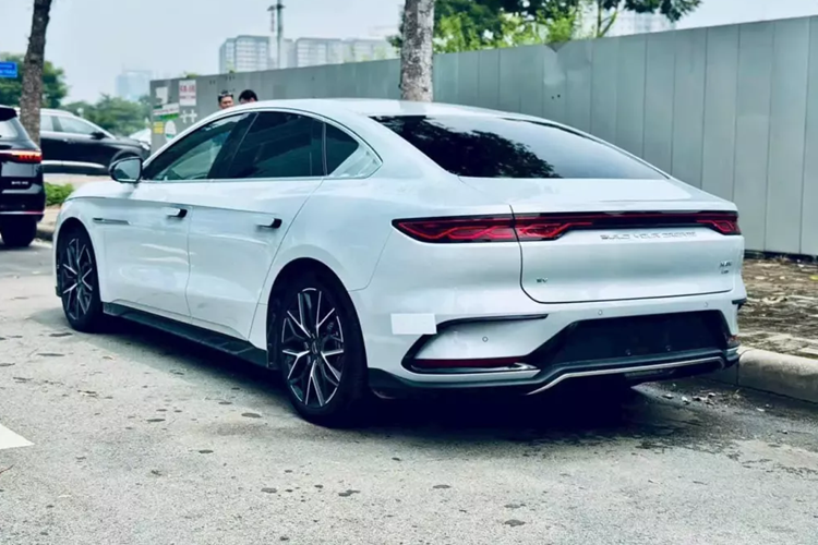 Tại Việt Nam, mẫu ôtô điện Trung Quốc này có những trang bị ngoại thất đáng chú ý như đèn pha tự động/chiếu sáng thích ứng, đèn chờ dẫn đường, đèn LED chiếu sáng 4 cửa, gạt mưa tự động không xương, kính lái chống tia cực tím/cách nhiệt/cách âm, gương chiếu hậu chỉnh điện/đóng, mở điện/nhớ vị trí/sấy gương, cửa sổ trời toàn cảnh Panorama chỉnh điện/chống kẹt và cửa cốp mở điện. 