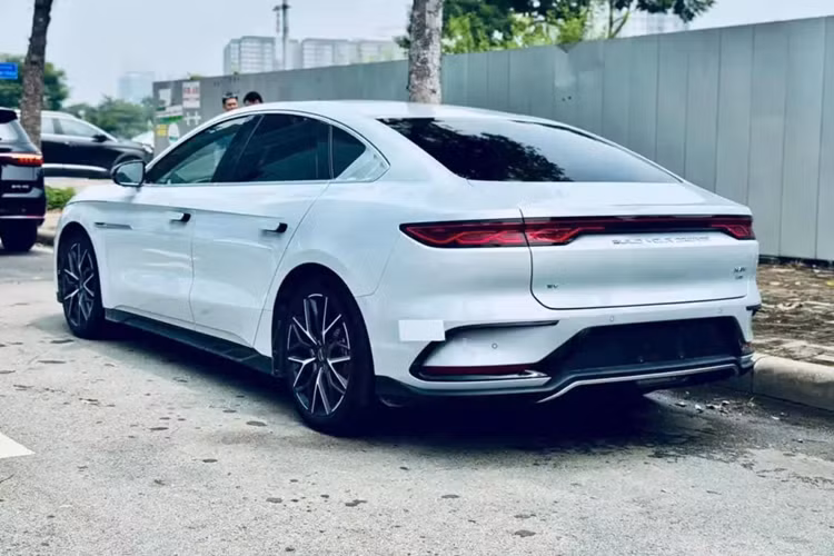 Tại Việt Nam, mẫu ôtô điện Trung Quốc này có những trang bị ngoại thất đáng chú ý như đèn pha tự động/chiếu sáng thích ứng, đèn chờ dẫn đường, đèn LED chiếu sáng 4 cửa, gạt mưa tự động không xương, kính lái chống tia cực tím/cách nhiệt/cách âm, gương chiếu hậu chỉnh điện/đóng, mở điện/nhớ vị trí/sấy gương, cửa sổ trời toàn cảnh Panorama chỉnh điện/chống kẹt và cửa cốp mở điện. 