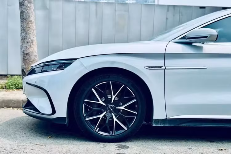 Nẹp này nối với 2 đèn pha LED thanh mảnh, tích hợp dải đèn LED định vị ban ngày. Tiếp theo đó là hốc gió trung tâm rộng với hộp chứa cảm biến và khe gió ở hai góc cản trước, được trang trí bằng nẹp mạ crôm. Khu vực bên sườn của mẫu xe này sở hữu thiết kế mượt mà với đường dập gân kéo dài từ hốc bánh trước đến cửa sau. 