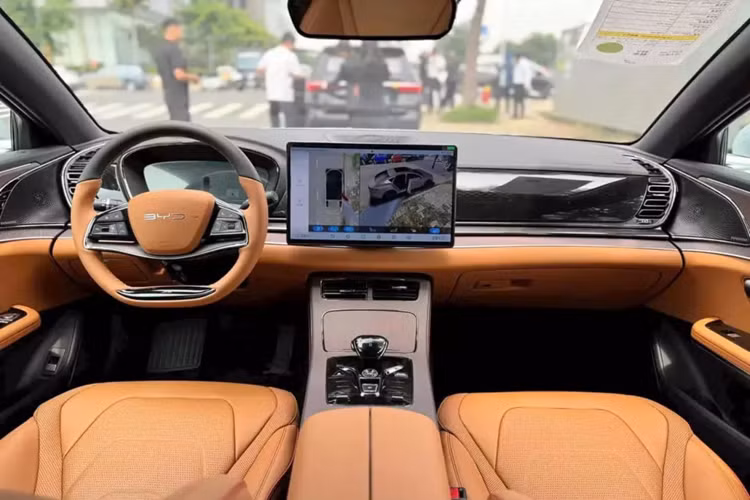 Ngoài ra, hệ thống giải trí còn được trang bị hệ thống âm thanh Dynaudio 12 loa, cổng USB Type A/Type C, đèn viền nội thất đa màu, sạc điện thoại không dây, điều hòa tự động, lọc không khí ion âm và lọc bụi mịn PM2.5/CN95. 