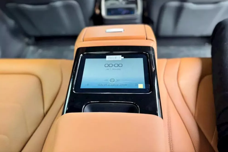 Theo đó, xe sở hữu vô lăng/ghế bọc da, vô lăng trợ lực điện/sưởi/tích hợp phím chức năng, ghế trước chỉnh điện/thông gió/sưởi ấm, ghế lái nhớ vị trí, bảng đồng hồ kỹ thuật số 12,3 inch, màn hình cảm ứng trung tâm 15,6 inch xoay 90 độ, trợ lý giọng nói,... 