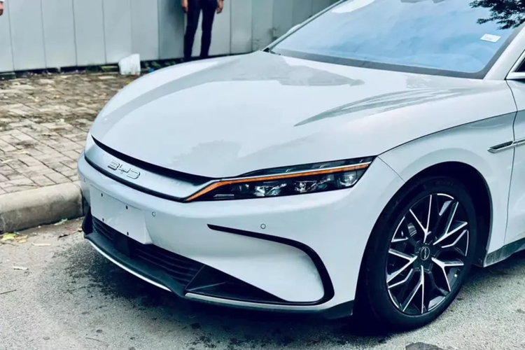 Bên cạnh đó là tay nắm cửa ẩn và bộ vành hợp kim 19 inch có thiết kế khỏe khoắn. Đằng sau, BYD Han gợi liên tưởng đến Porsche Panamera. Tại đây, xe được trang bị cụm đèn hậu nối liền hai bên, cánh gió đuôi vuốt nhẹ và khe gió giả trên cản sau, tạo sự tương đồng với cản trước. 