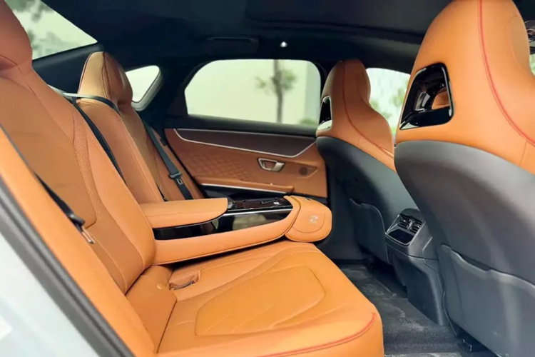 Bên trong xe là không gian nội thất 2 hàng ghế rộng rãi nhờ chiều dài cơ sở lớn. Mẫu xe này đương nhiên có khá nhiều trang bị tiện nghi nhằm xứng với giá bán gần 1,5 tỷ đồng. 