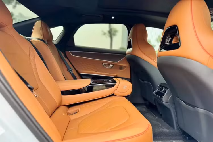 Bên trong xe là không gian nội thất 2 hàng ghế rộng rãi nhờ chiều dài cơ sở lớn. Mẫu xe này đương nhiên có khá nhiều trang bị tiện nghi nhằm xứng với giá bán gần 1,5 tỷ đồng. 