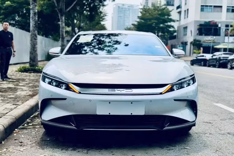 Kích thước của mẫu xe này ngang ngửa với BMW 5-Series và Mercedes-Benz E-Class. Trong khi đó, giá xe BYD Han 2025 khởi điểm từ 1,489 tỷ đồng, tương đương với Mercedes-Benz C-Class và BMW 3-Series. Mẫu xe này là phiên bản thuần điện của BYD Han đã ra mắt thị trường Trung Quốc từ năm 2020.