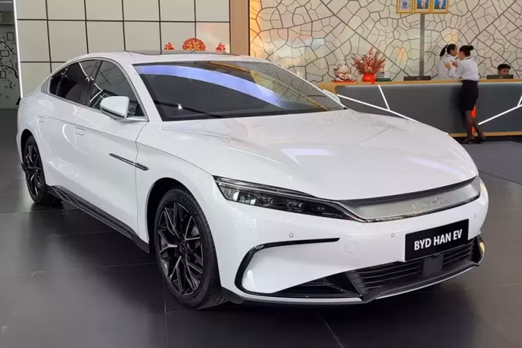 Giá bán BYD Han tại Việt Nam cũng chưa thực sự hấp dẫn, ít phiên bản, thương hiệu còn xa lạ và không có cơ sở hạ tầng trạm sạc sẽ là những bất lợi không nhỏ của mẫu xe điện Trung Quốc này. 