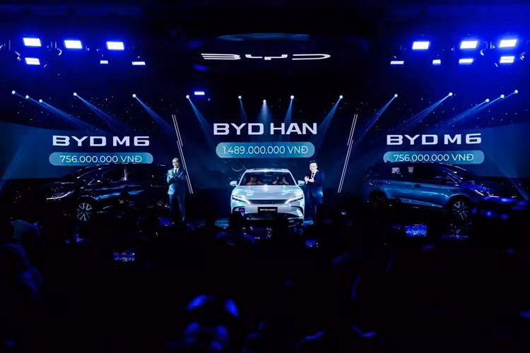 Vào ngày 18/10/2024 vừa qua, thương hiệu BYD đã giới thiệu cặp đôi xe điện mới ở thị trường Việt Nam, bao gồm BYD Han 2025 mới và M6. Đây là 2 mẫu xe tiếp theo của BYD ở thị trường Việt Nam, sau bộ ba Dolphin, Atto 3 và Seal.