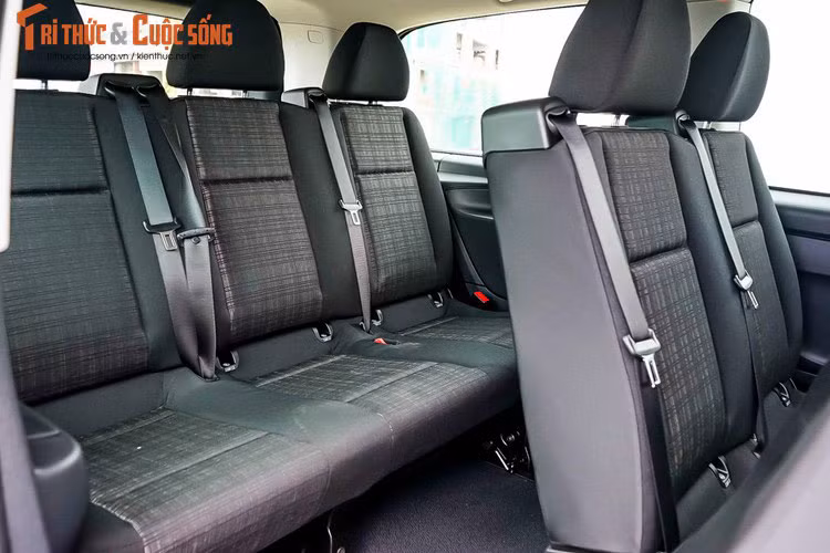 Mercedes- Benz Vito Tourer mang đến sự tiện dụng cho khách hàng khi phát huy thế mạnh của dòng xe V-Class với khoang hành lý rộng rãi cho 8 người, cách thiết kế ghế ngồi tương tự các mẫu xe MPV, khi gập hàng ghế thứ 3. 