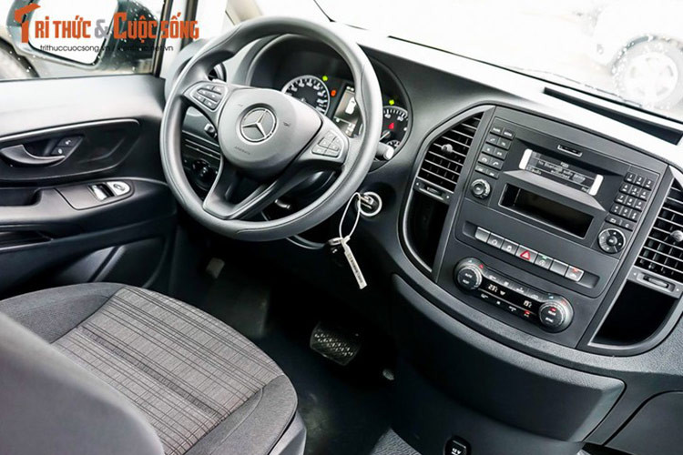 Trang bị ngoại thất của xe minivan Mercedes-Benz Vito Tourer chỉ dừng lại ở mức cơ bản với cụm đèn trước halogen, không có đèn ban ngày, đèn hậu halogen, cản trước và cản sau được làm từ nhựa nhám và mâm xe kích thước 17 inch.