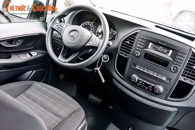 Trang bị ngoại thất của xe minivan Mercedes-Benz Vito Tourer chỉ dừng lại ở mức cơ bản với cụm đèn trước halogen, không có đèn ban ngày, đèn hậu halogen, cản trước và cản sau được làm từ nhựa nhám và mâm xe kích thước 17 inch.