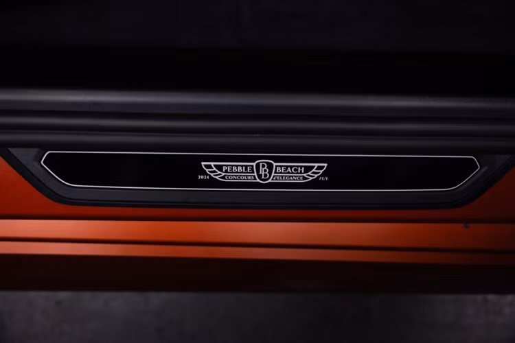 Về nội thất, xe được kết hợp giữa hai tông màu cam Kyalami kết hợp với da Silverstone Extended Merino tạo nên sự kết hợp khá nổi bật, tựa đầu có logo Pebble Beach Concours d’Elegance được thêu tinh xảo.