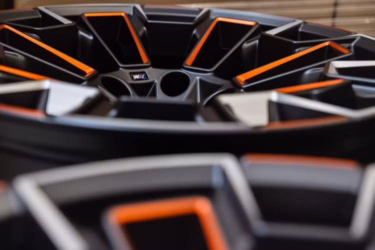 Chiếc xe cũng được trang bị gói M Driver’s, gói Executive và Carbon trị giá cực đắt lên tới 57.000 USD. Đồng thời, người chiến thắng đấu giá cũng sẽ được tham gia vào một lớp học lái xe hiệu suất cao kéo dài 1 ngày tại Trung tâm Hiệu suất BMW.