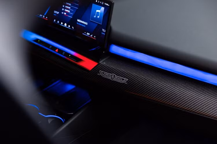 Ngoại thất khác biệt hơn so với những chiếc M5 “thông thường” khi xe được trang bị bộ mâm xe M 2 nan hoa kép 20 và 21 inch. Vành xe có các điểm nhấn màu cam được sơn thủ công và bộ cùm phanh được hoàn thiện bằng vàng mờ.