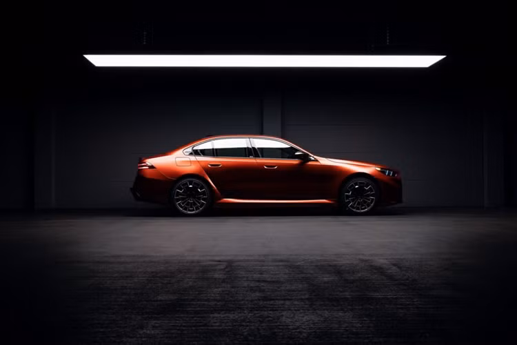 Chiếc BMW M5 độc nhất vô nhị được hoàn thiện với màu cam BMW Personal Frozen Orange hiện đã ngừng sản xuất. Chính vì vậy mà chiếc xe này sẽ trở thành chiếc M5 2025 duy nhất được sơn màu này từ nhà máy.