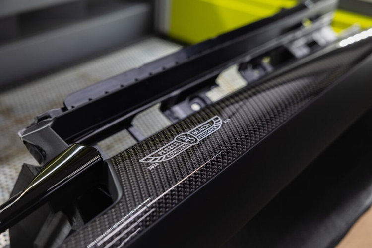 Ngoài ra, nội thất xe còn có nhiều logo Pebble Beach hơn được tìm thấy bên trong, bao gồm cả trên bệ cửa trước và bên phải màn hình thông tin giải trí. Nội thất còn được đính kèm họa tiết số 1/1 để thể hiện phiên bản đặc biệt.