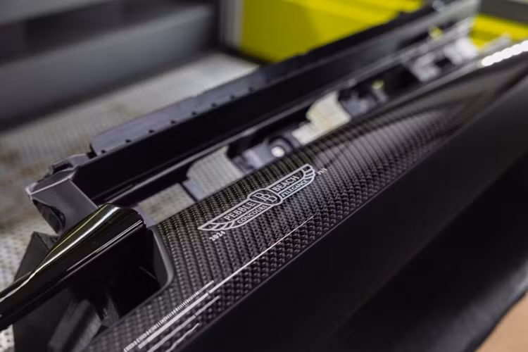 Ngoài ra, nội thất xe còn có nhiều logo Pebble Beach hơn được tìm thấy bên trong, bao gồm cả trên bệ cửa trước và bên phải màn hình thông tin giải trí. Nội thất còn được đính kèm họa tiết số 1/1 để thể hiện phiên bản đặc biệt.