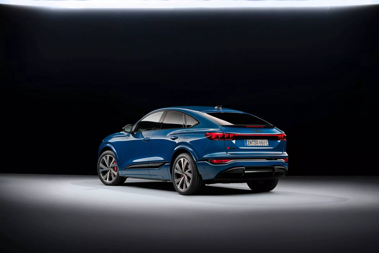 Chẳng hạn, Audi Q6 Sportback e-tron performance chỉ cần 10 phút tại trạm sạc nhanh, có thể di chuyển lên đến 265 km với công suất sạc tối đa 270 kW trong điều kiện lý tưởng. Pin điện áp cao chỉ mất 22 phút để sạc từ 10% lên 80%. Bản SQ6 cũng sạc với công suất lên đến 270 kW, trong khi các phiên bản dẫn động cầu sau tại trạm sạc nhanh với công suất lên đến 260 kW (pin 100 kWh) hoặc 225 kW (pin 83 kWh).