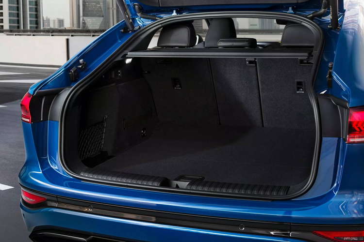 Nhờ vị trí đặt cao, đèn ban ngày kỹ thuật số đem tới cho Q6 Sportback e-tron một dáng vẻ nổi bật và độc đáo. Phần đuôi xe có thiết kế gọn gàng và năng động hơn so với mẫu SUV, kết hợp hài hòa giữa vẻ mạnh mẽ và phong cách thể thao sang trọng.