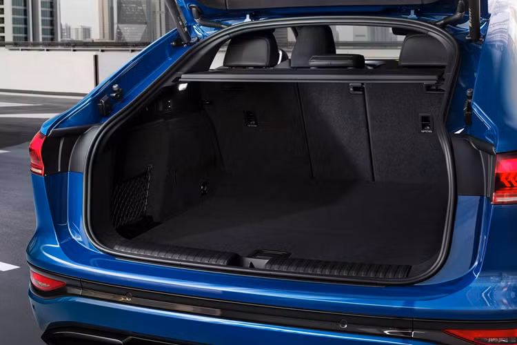 Nhờ vị trí đặt cao, đèn ban ngày kỹ thuật số đem tới cho Q6 Sportback e-tron một dáng vẻ nổi bật và độc đáo. Phần đuôi xe có thiết kế gọn gàng và năng động hơn so với mẫu SUV, kết hợp hài hòa giữa vẻ mạnh mẽ và phong cách thể thao sang trọng.