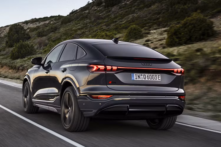 Với chiều dài cơ sở 2.899 mm, khoang nội thất của xe mang tới không gian thoải mái ngay cả cho hàng ghế sau. Ngoài ra, Q6 Sportback e-tron còn có thêm 25 lít không gian lưu trữ hữu ích nhờ hệ thống ngăn đựng đồ được bố trí khéo léo bên trong khoang cabin.