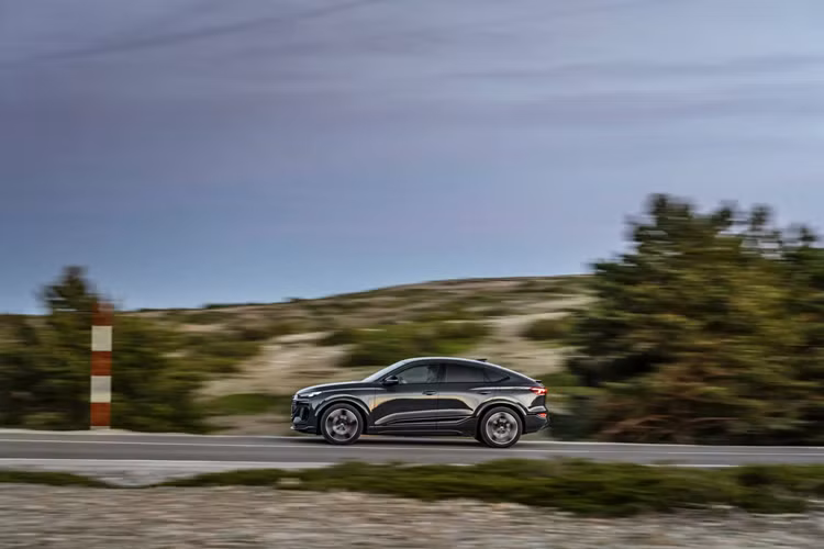 Nội thất của Q6 Sportback e-tron được thiết kế tối ưu hóa hơn bao giờ hết, nhằm đáp ứng nhu cầu của người dùng. Các đặc tính vật liệu được cân nhắc kỹ lưỡng ngay từ đầu trong quá trình thiết kế nội thất. Hệ thống màn hình toàn cảnh Audi MMI và màn hình dành cho hành khách MMI tạo nên một không gian kỹ thuật số mãn nhãn.