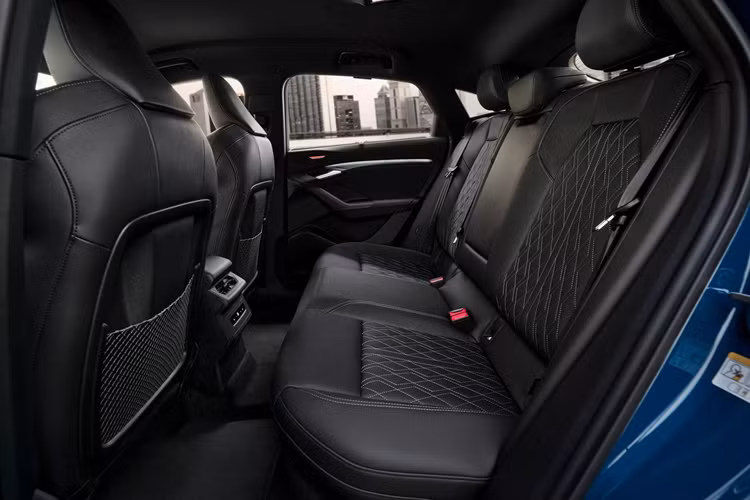 Bản Sportback vẫn duy trì những thế mạnh của dòng SUV truyền thống, với khoang hành lý dung tích 511 lít rộng rãi, được bổ trợ thêm bởi cốp trước dung tích 64 lít. Khi hàng ghế sau được gập xuống, không gian chứa đồ có thể mở rộng lên đến 1.373 lít.