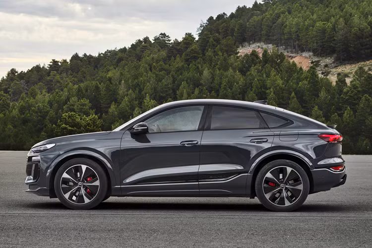 Đội ngũ thiết kế đã tái tạo lại toàn bộ phần viền nóc xe, bắt đầu từ cột A, khiến cho mẫu Sportback thấp hơn 37 mm so với biến thể SUV. Thiết kế đậm tính khí động học tạo nên hệ số cản gió Cd chỉ là 0,26 – thấp hơn 0,02 đơn vị so với biến thể SUV. Phần đầu xe nổi bật với cụm lưới tản nhiệt khung đơn ba chiều được đóng kín hoàn toàn.