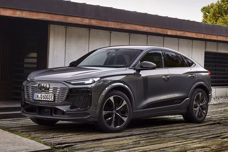 Hệ thống âm thanh Bang &amp; Olufsen Premium mang lại trải nghiệm âm thanh 3D tuyệt vời. Một bộ amply hiệu năng cao ở trung tâm hệ thống điều khiển 20 loa với tổng công suất 830 watt. Bốn loa được tích hợp vào tựa đầu của ghế trước, cho phép Audi lần đầu tiên trình làng công nghệ “khu vực âm thanh” trong sản phẩm của mình.