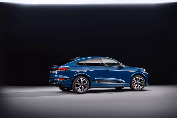 Tiếp đến là Q6 Sportback e-tron performance, cũng dẫn động cầu sau nhưng được trang bị pin 100 kWh, công suất mô-tơ điện đạt 306 mã lực (225 kW) cho phép tăng tốc từ 0 đến 100 km/h trong 6,6 giây ở chế độ Launch Control. Đây là bản có tầm di chuyển 656 km, xa nhất trong số tất cả các mẫu xe điện của Audi ở thời điểm hiện tại.