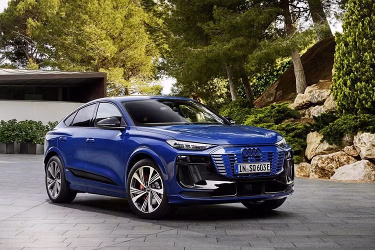 Mẫu xe điện Audi Q6 Sportback e-tron 2024 mới ra mắt ngay trước khi thềm triển lãm Paris Motor Show 2024, nơi mà sản phẩm mới này cũng sẽ được hãng trưng bày. Đây là sự mở rộng dành cho danh mục Q6 e-tron, đồng thời đi theo đúng công thức “1 dòng xe, 2 biến thể” đã từng được Audi áp dụng với các mẫu Q4 và Q8 Sportback e-tron.
