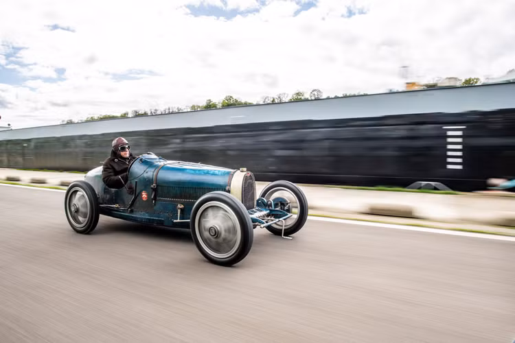Chính từ điều này đã mang tới tinh thần của Bugatti – Luôn hướng tới theo đuổi sự hoàn hảo. Ngay sau khi Bugatti Type 35 ra mắt vào năm 1924, Bugatti vẫn chọn chinh phục thị trường xe hơi bằng con đường khó khăn.