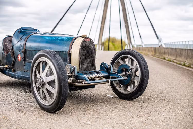 Dù Type 35 vốn đã rất thành công, Ettore Bugatti vẫn đặt ra nhiệm vụ phải tiếp tục phát triển Type 35 để mang lại hiệu suất cao hơn nữa. Được trang bị động cơ 8 xi-lanh, dung tích 1.991cc, vào năm 1924, chiếc Type 35 đầu tiên đạt công suất 90 mã lực đối với phiên bản dành cho đường đua.
